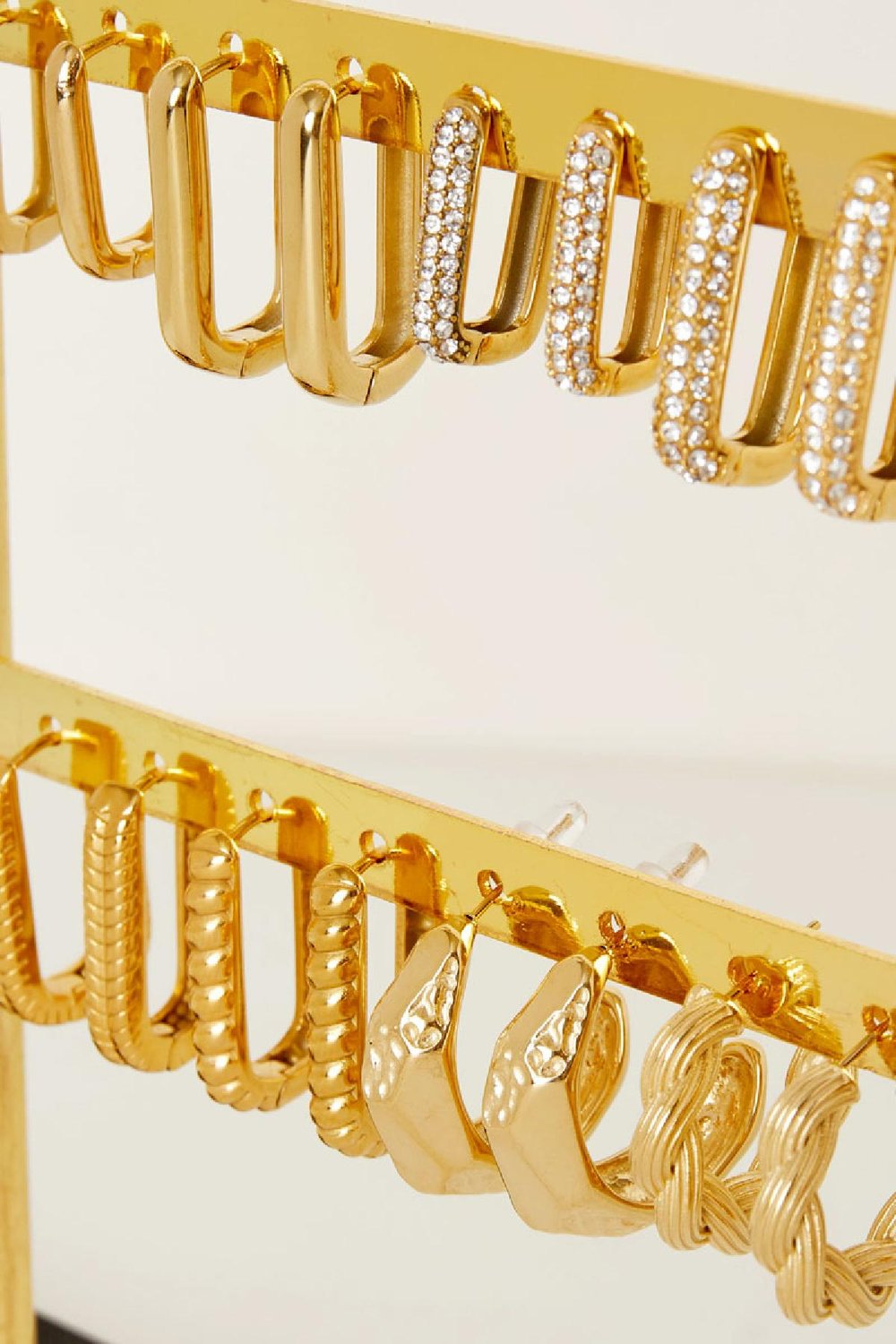 Ohrringe zeigen Creolen in Goldfarbe Edelstahl h5Bild3